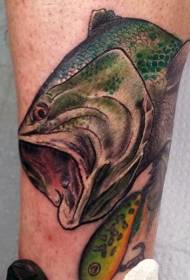 ふくらはぎのリアルな魚のタトゥーパターン