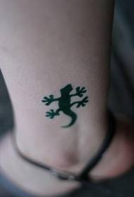 Padrão de tatuagem de lagarto preto na perna