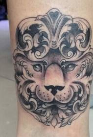 Moteriška blauzdos liūto tatuiruotė