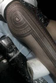 Motif de tatouage totémique tribal à grandes lignes noires sur les jambes