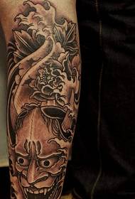 Den kalvliknande tatueringsbilden är full av charm