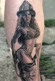 Corak tato pemadam kebakaran wanita ireng lan putih seksi kanthi nyata