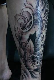 Svartvit tioarmad bläckfisk tatuering mönster på kalven
