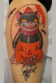 Jalkamaalattu musta kissa halloween-kurpitsa-tatuointikuviolla