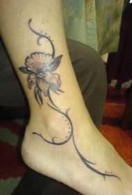 Nigra orkideo tatuaje ŝablono sur la kruro