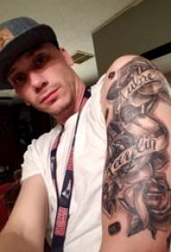 Rose tattoo illustratie jongen met grote arm op roos en Engels tattoo foto