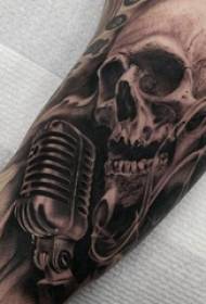 Dubbele grote arm tattoo mannelijke grote arm bovenkaak en microfoon tattoo foto