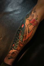 The calf color squid tattoo picture is very delicate