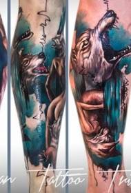Боја нозе секси жена со волк тетоважа шема