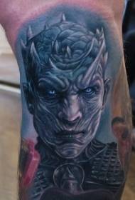 Model cu tatuaj realist demon războinic