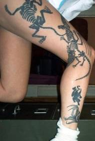 Слика на црниот гуштер на тетоважи со коска од нозе