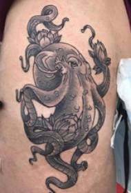 Svart blekksprut tatovering svart blekksprut tatoveringsbilde på mannlig lår
