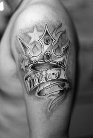 Tatuaje de corona retro en blanco y negro de brazo grande