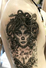 Alternatív szépség portré tetoválás a nagy karon
