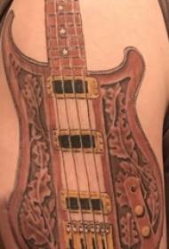 Pari ison käsivarren tatuointeja - pojan iso käsivarsi värillisillä kitaratatuointikuvilla