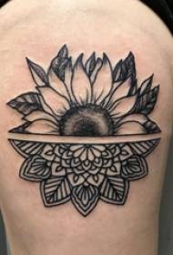 Цветно тетоважа на бутот на девојчето на ванила цвет и слика од тетоважа со мозаик од сончоглед