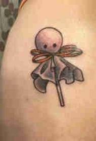 Tatuaje de boneca fantasma, brazo grande, en cadros de tatuaxe de bonecas de debuxos animados de cores