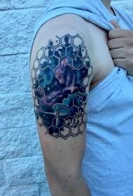 Grande braccio dei ragazzi sull'immagine geometrica dipinta del tatuaggio dell'elemento del cielo stellato di pendenza