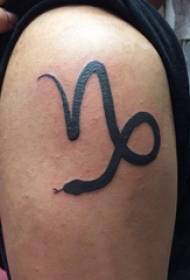 Illustrazione di tatuu di bracciu grossu bracciu maiò maschile nantu à u tatuu di serpente neru