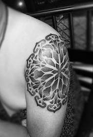 Klasisks skaists uzplaukuma totēma tetovējums
