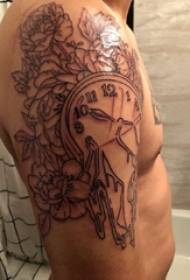Doble tatuatge de braç gran braç gran masculí sobre flors i imatges de tatuatges de rellotge