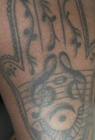 Mały tatuaż dłoni, męskie udo, obraz dłoni i tatuażu