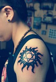 Foto de tatuaje de tótem hexagonal de brazo grande