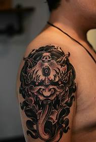 Ald tradysjonele grutte earm lytse prajna tatoetmuster