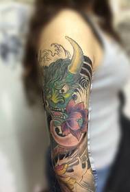 O brazo grande da rapaza fóra da cor como unha tatuaxe