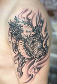 Tradiční dominantní tetování jednorožce velké paže