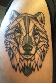 Geometryczny tatuaż zwierzęcy chłopiec duże ramię na obrazie tatuażu głowy czarnego wilka