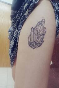 Minimalistisk linje tatuering svartkristall tatuering bild på flickans lår