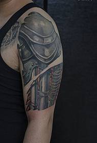 Meget kraftig tatovering med totarm på en arm