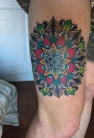 Cuisse garçon cuisse garçon garçon sur l'image de tatouage à la vanille de couleur