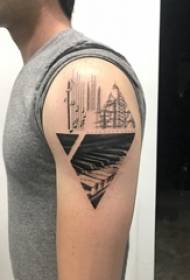 Garçon gros bras sur photo de tatouage piano ligne géométrique piquer noir