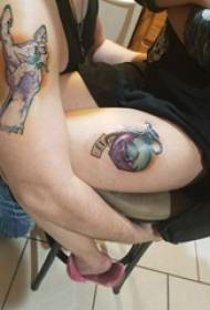 Απλή γραμμή τατουάζ κορίτσι απλή εικόνα τατουάζ πόδι στο μηρό