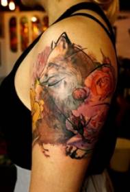 Büyük kolunda çift kol dövme kız çiçek ve tilki dövme resim