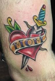 Tatuatge de cuixa masculina cuixa de noi a la daga i la imatge del tatuatge del cor