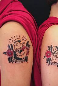 Divertido patrón de tatuaxe de parella de debuxos animados no exterior do brazo grande