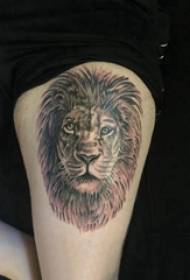 Lav glava tetovaža slika dječak bedro na crnoj slici lava tetovaža