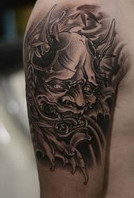 El tatuaje tradicional del brazo grande es muy guapo