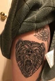vajza me traditë në tatuazhin e kofshëve që zhurmon foto të tatuazheve të ariut në kofshë