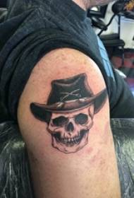 Stor armtatueringillustration manlig storarm på svart tatueringbild för skalle
