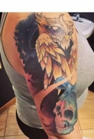 Vajza krahu i madh i pikturuar në linjat e thjeshta të linjave të kafkës dhe fotot e tatuazheve të shqiponjës së kafshëve