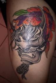 Τατουάζ διάβολος και φάντασμα Τατουάζ διάβολος και φάντασμα σε ζωγραφισμένα θηλυκά μηρά