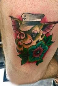 Tatuering gris pojke lår på gris tatuering bild