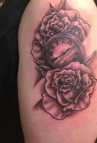 गुलाब आणि घड्याळ टॅटू चित्रावर डबल आर्म टॅटू गर्ल मोठा हात
