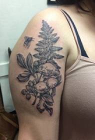 Plantilla del braç gran de la noia del tatuatge a la imatge de tatuatge de plantes de color negre gris