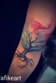 Цветен модел на татуировка с голямо ръчно дърво