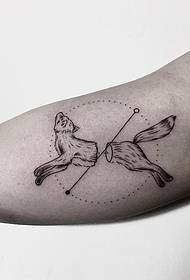 Grootarm steek eenvoudige dierwolf tatoeëringspatroon